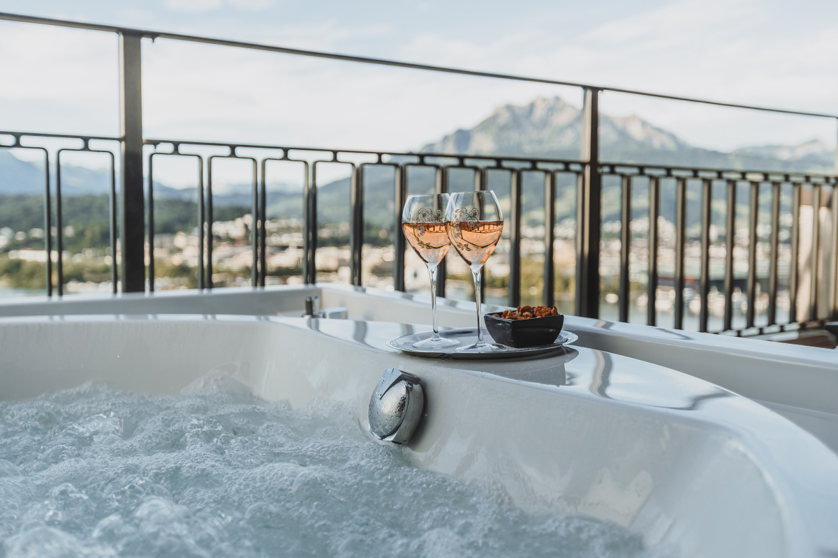ADHM Penthouse Spa Suite Whirlpool Detail