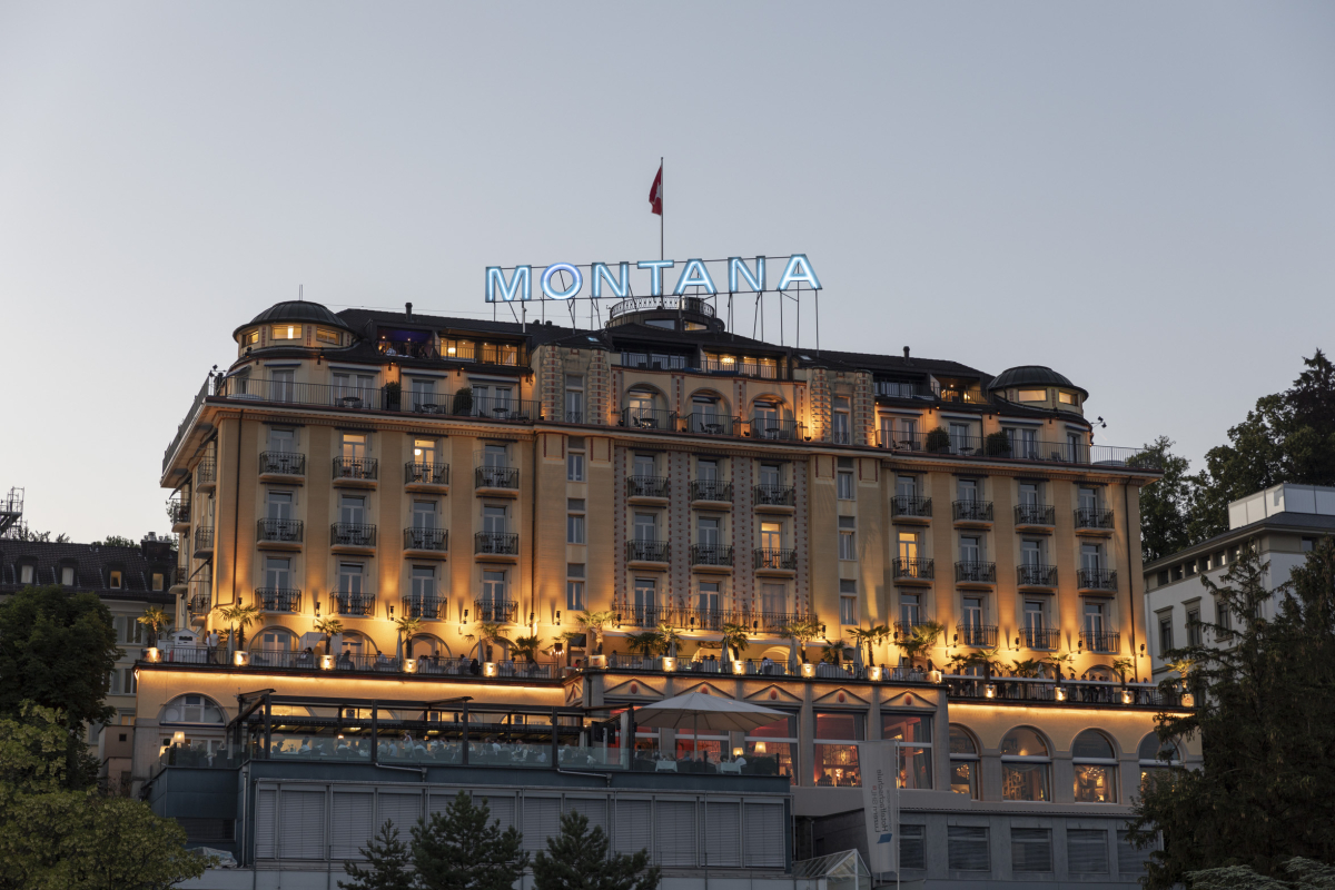 008 Montana Aussenansicht Dämmerung